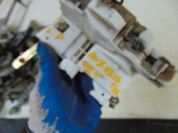 TOYOTA AVENSIS I T22 D4D 02R ZÁMEK LEVÝ PŘEDNÍ