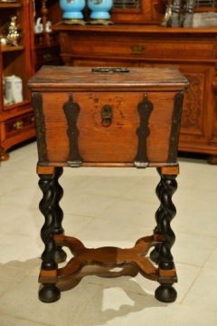 БАРОККО СУНДУК НА ВЫСОКИХ НОЖКАХ, 1750 Г.