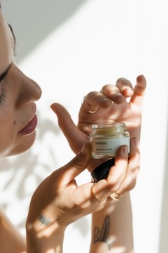 РАЗГЛАЖИВАЮЩЕЕ И УВЛАЖНЯЮЩЕЕ 100% ВЕГАНСКОЕ МАСЛО ДЛЯ СУХИХ ГУБ МАНЖЕРИНОВОЕ