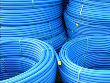 Полиэтиленовая пластиковая водопроводная труба диаметром 20 мм, земля для поливной воды, резьбовая система длиной 10 м.