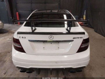 Mercedes Klasa C W205 2013 Mercedes-Benz Klasa C 63 AMG 2013 6.3l 6.3 Benzyna 451KM, zdjęcie 4