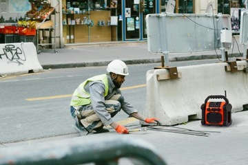 Строительное радио FM 20W RMS Bluetooth 5.1 PowerBank USB-C AUX LED IP55