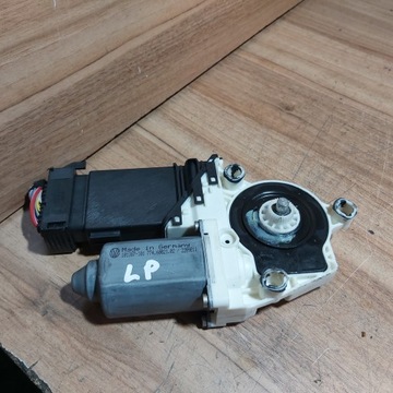 MOTOREK OKNO LEVÝ PŘEDNÍ BORA 101387101