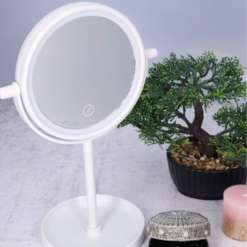 Регулируемое зеркало для макияжа со светодиодной подсветкой.