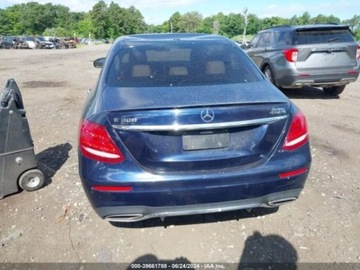Mercedes Klasa E W213 2019 Mercedes-Benz Klasa E 2019 Mercedes-Benz E-Class E 300 4MATIC Sedan 2.0, zdjęcie 4