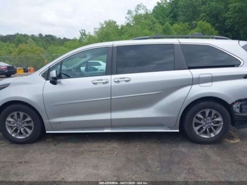 Toyota Sienna III 2021 Toyota Sienna XLE 2021 2.5l 2.5 Hybryda 189KM, zdjęcie 2