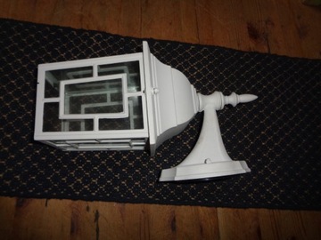 Белый настенный светильник