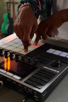 Native Instruments Maschine Plus + Komplete 14 Sel (включая 9 БЕСПЛАТНЫХ расширений)