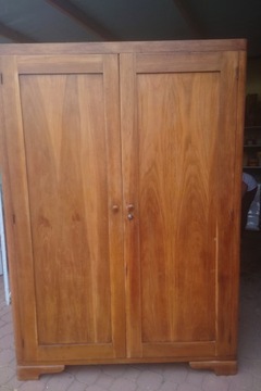 Старый старинный деревянный двухдверный шкаф