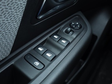 Citroen C4 III SUV 1.2 PureTech 130KM 2021 Citroen C4 1.2 PureTech, Salon Polska, zdjęcie 12