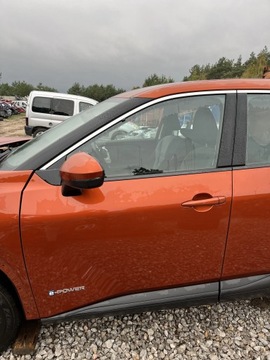 DVEŘE LEVÝ PŘEDNÍ NISSAN X-TRAIL IV T33 22- EBL