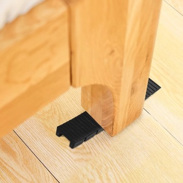 Пластиковые накладки на окна на клиновой корпусной мебели 20