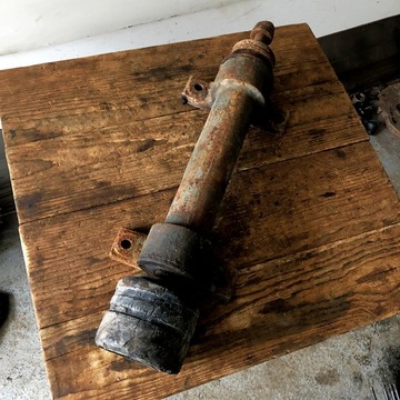 Старый ролик с подшипниками для циркулярной пилы.