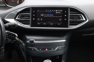 Peugeot 308 II Hatchback Facelifting 1.2 PureTech 110KM 2019 Peugeot 308 1.2 PureTech, Salon Polska, zdjęcie 12