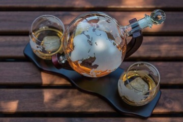 НАБОР ДЛЯ ВИСКИ ГРАФИН ГЛОБУС СТАКАНЫ ДИСПЕНСЕР ПОДАРОК ​​НА ДЕНЬ РОЖДЕНИЯ ИМЯ ИМЯ