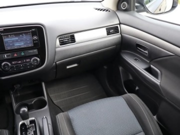 Mitsubishi Outlander III SUV Facelifting 2015 2.0 MIVEC 150KM 2016 Mitsubishi Outlander 2.0, Salon Polska, 4X4, zdjęcie 7
