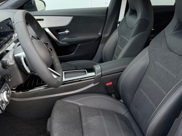 Mercedes CLA C118/X118 Coupe Facelifting 1.3 200 163KM 2025 MERCEDES-BENZ CLA 200 AMG Line Sedan 1.3 (163KM) 2025, zdjęcie 3