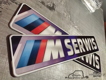 Полированная алюминиевая доска с напечатанным на ней дизайном.