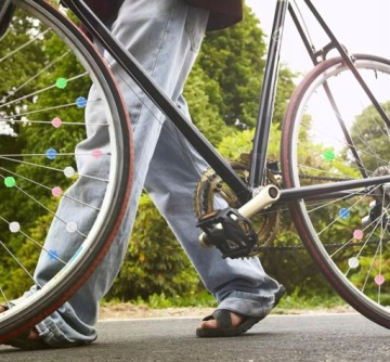 РАЗНОЦВЕТНЫЕ БУСИНЫ С ВЕЛОСИПЕДНЫМИ СПИЦАМИ - ВЕЛОСИПЕДНОЕ КОЛЕСО - СЕРДЕЧКИ 30 ШТ.