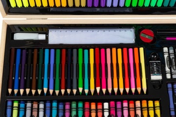 ХУДОЖЕСТВЕННЫЙ НАБОР ДЛЯ РИСОВАНИЯ ДЛЯ ДЕТЕЙ, ЧЕМОДАН, МАЛКИ, РУЧКИ, КРАСКИ 251