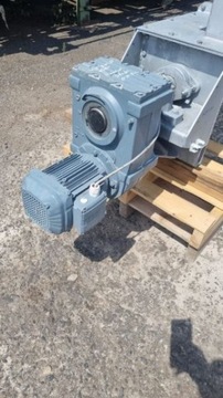 Шнековый питатель для опилок и щепы / 28, 29 /