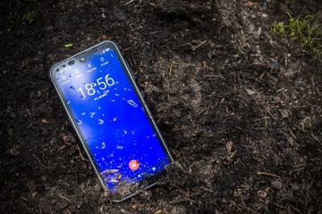 Телефон Maxcom Strong MS572 с бронированным стеклом Gorilla Glass
