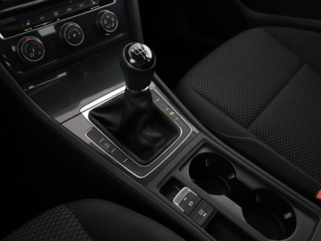 Volkswagen Golf VII Hatchback 3d Facelifting 1.0 TSI 85KM 2019 Volkswagen Golf klimatyzacja czujniki parkowania, zdjęcie 27