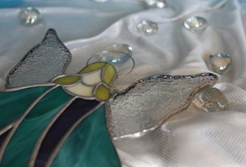 Anioł witrażowy Tiffany rozłożysty seledyn fiolet