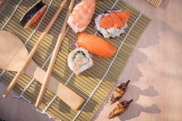 Elegancki Zestaw 9 Produktów 2x Mata Do Zawijania Sushi Pałeczki Łyżka Nóż