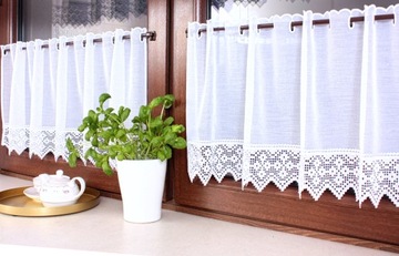 Заздростка белая кухонная штора с батистовой аппликацией, высота 70 см