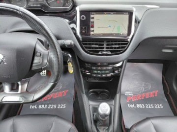 Peugeot 208 I Hatchback 5d Facelifting 1.2 PureTech 110KM 2016 Peugeot 208 GT Line Kamera Klimatronik PDC Sensor Alu 1.2 Benzyna 110KM, zdjęcie 20