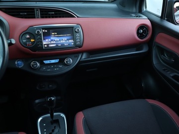 Toyota Yaris III Hatchback 5d Facelifting Hybrid 100KM 2017 Toyota Yaris 1.5 Hybrid, Salon Polska, zdjęcie 7