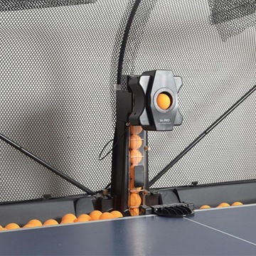 Автоматический тренажер для настольного тенниса для тренировок.