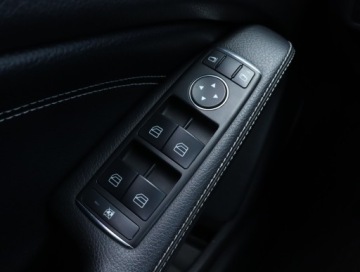 Mercedes Klasa A W176 Hatchback 5d 1.6 180 BlueEFFICIENCY 122KM 2013 Mercedes A A 180, Skóra, Xenon, Bi-Xenon, Klima, zdjęcie 14