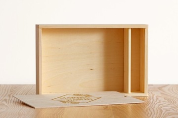 Коробка с гравировкой для фотографий 18х23 на флешке.