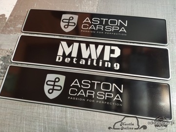 Полированная алюминиевая доска с напечатанным на ней дизайном.