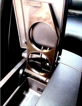 Подстаканник в подлокотнике BMW e60.