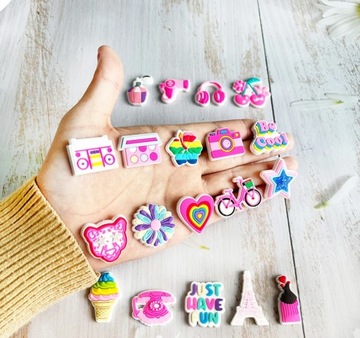 PRZYPINKA KWIATEK BIAŁO RÓŻOWY GRUBY DO BUTÓW CROCS CROCSÓW OZDOBA PIN