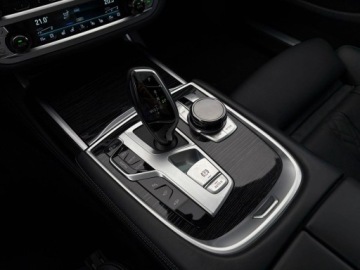 BMW Seria 7 G11-G12 Sedan Facelifting 4.4 750i 530KM 2021 BMW 750 MPakiet keyLess Dociągi Panorama Wentylowa, zdjęcie 25