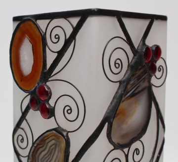 Ночник из молочного стекла, украшенный агатами.