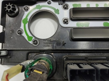 RÁMEČEK KRYT DESKY ROZDĚLOVACÍ AUTORÁDIO LAND ROVER DEFENDER 7H12-045F67 07-14