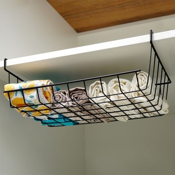 Черная металлическая корзина, подвешенная под полкой.