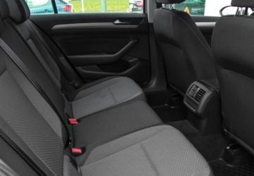 Volkswagen Passat B8 Limousine Facelifting 2.0 TDI SCR 150KM 2020 Volkswagen Passat 2.0 TDI 150KM Essence Fotele Podgrzewane Klimatyzacja 3-, zdjęcie 12