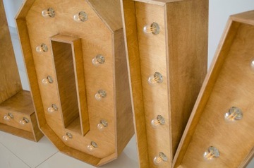 Drewniany napis LOVE malowany żarówki wesele 120cm