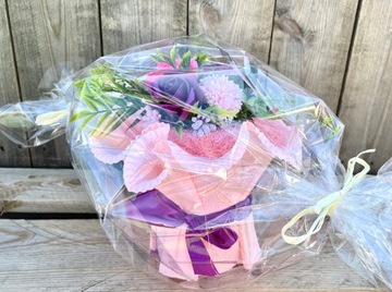 Букет из махровых и мыльных роз для учителя.