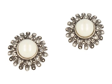 Серебряные зажимы для ушей с белой жемчужиной в винтажном стиле.