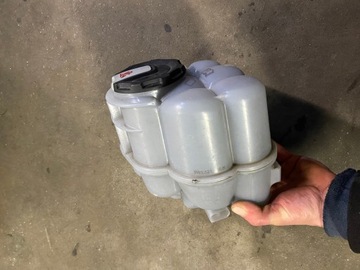 AUDI A4 B9 NÁDOBKA VYROVNÁVACÍ 8W1121405K