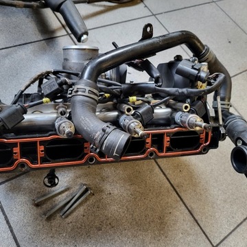 AUDI A4 B7 2.0TFSI KOLEKTOR SACÍ/ZBĚRNÉ 06F133185BH