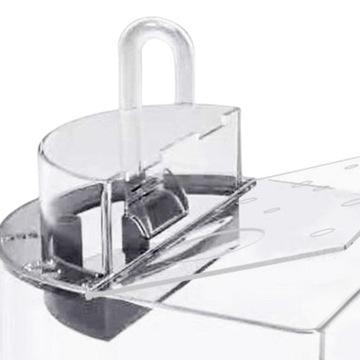 Настольный аквариум с прозрачной водой и крышкой