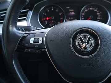 Volkswagen Passat B8 Limousine 1.8 TSI BlueMotion Technology 180KM 2018 VW Passat 1.8 TSI, Salon Polska, Klima, zdjęcie 16
